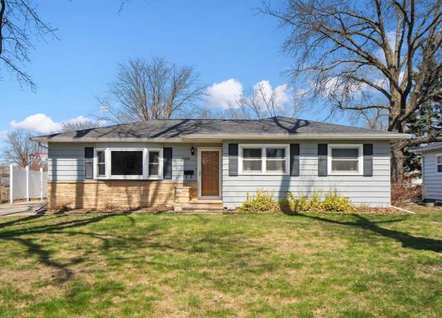 Property at 1002 Melrose Dr, Cedar Falls, IA 50613, 3 beds, 2 baths