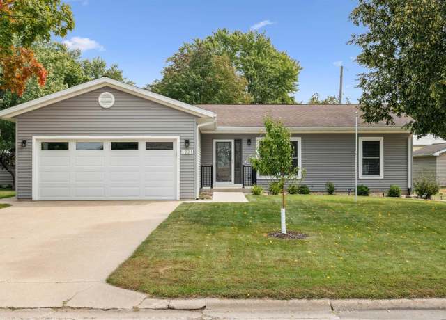 Property at 1221 N 5th St, Manchester, IA 52057, 4 beds, 3 baths