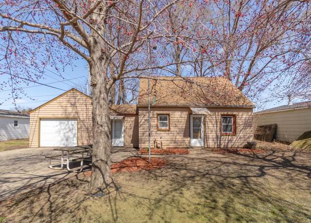 Property at 915 Cadam Ct, Cedar Falls, IA 50613, 2 beds, 1 bath