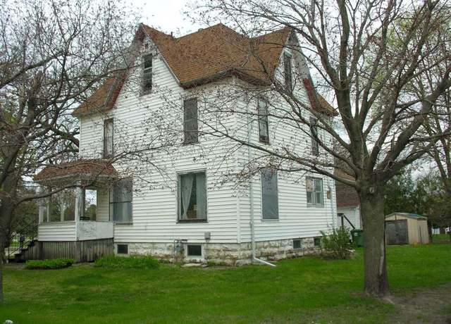 Property at 1207 Gilbert St, Charles City, IA 50616, 5 beds, 1 bath