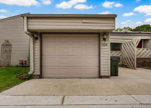 Property at 1108 Prairie Meadow Ct, Waterloo, IA 50701, 2 beds, 2 baths