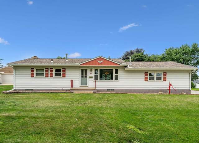 Property at 1831 Lorraine Ave, Waterloo, IA 50702, 3 beds, 2 baths