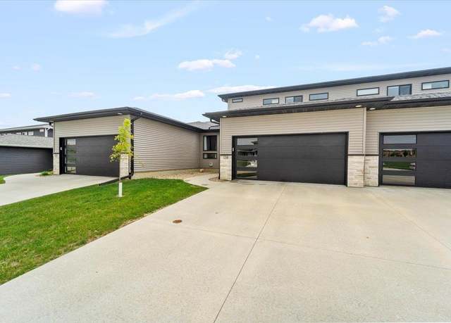 Property at 1218 Loren Dr, Cedar Falls, IA 50613, 3 beds, 2.5 baths