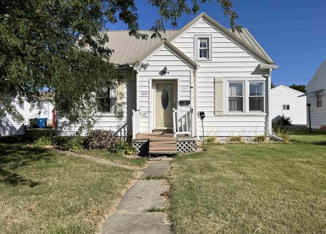 Property at 1727 Forest Ave, Waterloo, IA 50701, 2 beds, 2 baths