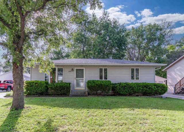 Property at 1351 Edgewood Dr, Waterloo, IA 50701, 3 beds, 1.5 baths