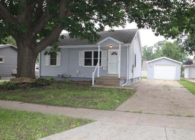 Property at 1112 Oregon St, Waterloo, IA 50702, 3 beds, 1 bath