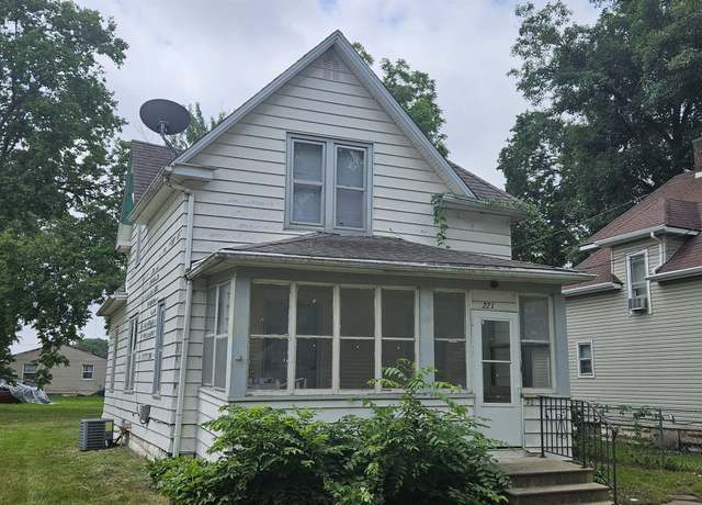 Property at 221 Center St, Waterloo, IA 50703, 3 beds, 1 bath