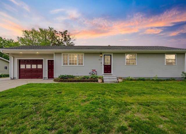 Property at 407 SW 10th St, Independence, IA 50644, 3 beds, 2 baths