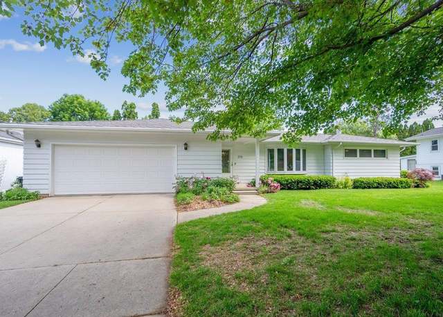 Property at 215 Julie Ct, Waterloo, IA 50702, 3 beds, 2.5 baths