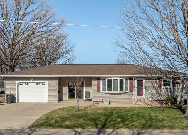 Property at 1905 Elmwood Ave, Cedar Falls, IA 50613, 3 beds, 2 baths