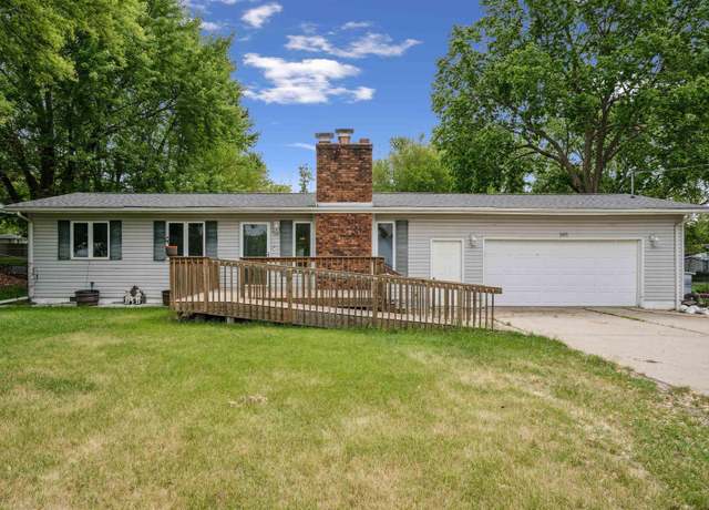 Property at 5451 Foulk Rd, Waterloo, IA 50702, 3 beds, 2 baths