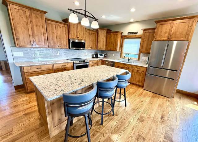 Property at 105 Ranchview Ct, Decorah, IA 52101, 4 beds, 3 baths