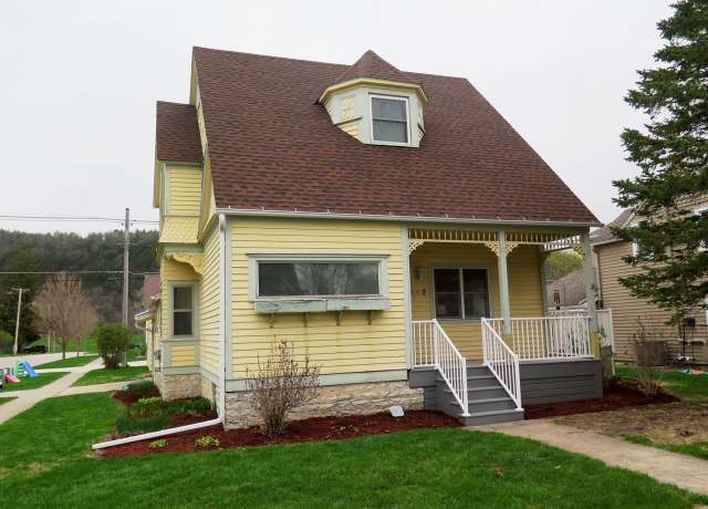 Property at 602 Center Ave, Decorah, IA 52101, 3 beds, 1.5 baths