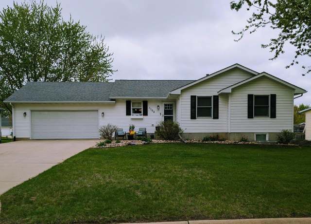 Property at 1105 SW David Dr, Independence, IA 50644, 4 beds, 2 baths
