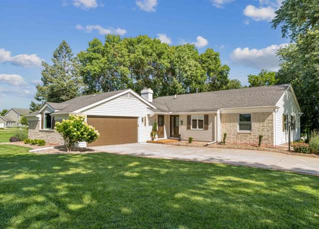 Property at 1329 Oak Park Blvd, Cedar Falls, IA 50613, 3 beds, 2.5 baths