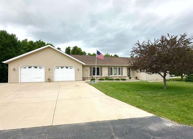 Property at 1634 Hickory Hill Rd, Decorah, IA 52101, 3 beds, 2.5 baths