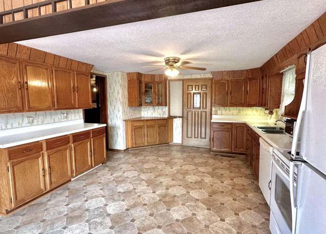 Property at 412 W Spring St, New Hampton, IA 50659, 3 beds, 2 baths