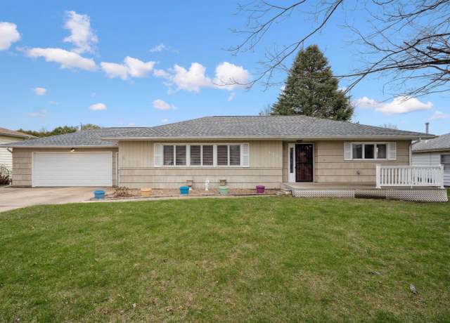Property at 1355 South Hill Dr, Waterloo, IA 50701, 3 beds, 2 baths