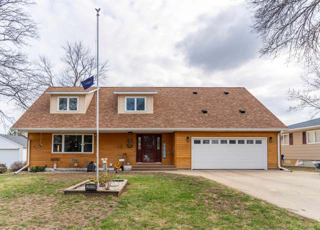 Property at 2839 Saratoga Dr, Waterloo, IA 50702, 5 beds, 3.5 baths