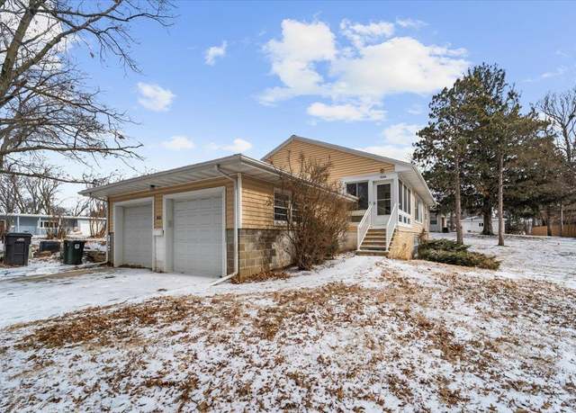 Property at 1606 Columbia Dr, Cedar Falls, IA 50613, 3 beds, 2 baths