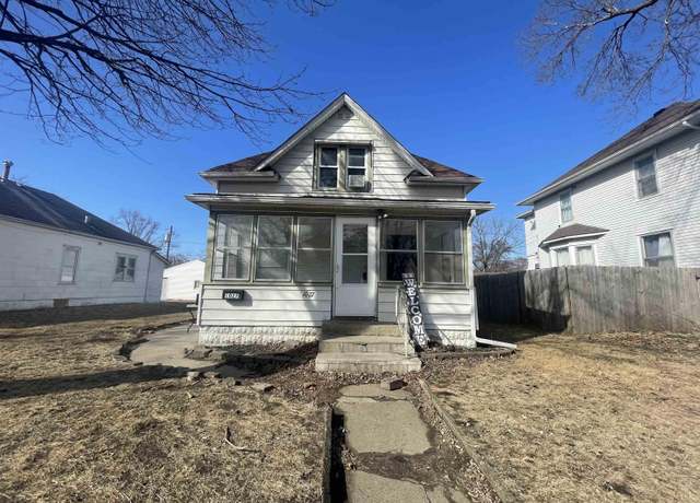 Property at 1027 Lincoln St, Waterloo, IA 50703, 3 beds, 1 bath