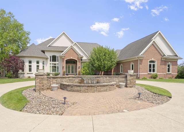 Property at 417 N Highland Dr, Cedar Falls, IA 50613, 3 beds, 4 baths