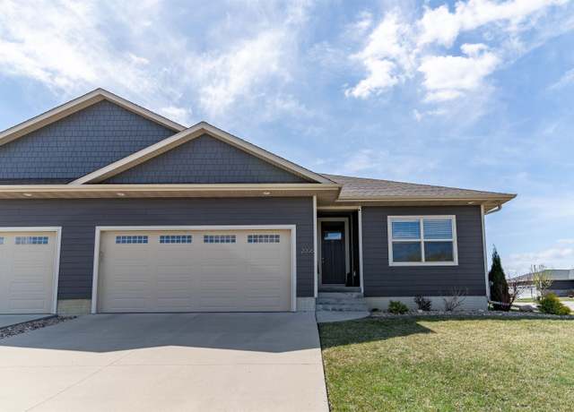 Property at 2006 Richard Rd, Cedar Falls, IA 50613, 4 beds, 3 baths