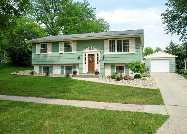 Property at 320 NE 9th St, Waverly, IA 50677, 4 beds, 2 baths