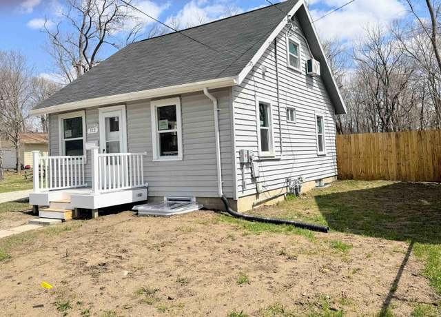 Property at 312 Glendale Sts, Waterloo, IA 50703, 3 beds, 1.5 baths