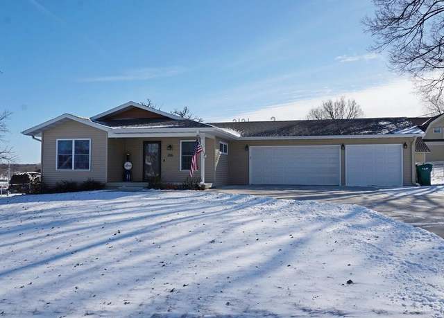 Property at 206 S Jackson St, Charles City, IA 50616, 4 beds, 3 baths