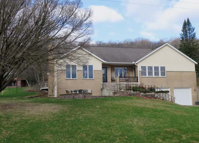 Property at 705 Valley View Dr, Decorah, IA 52101, 3 beds, 2.5 baths