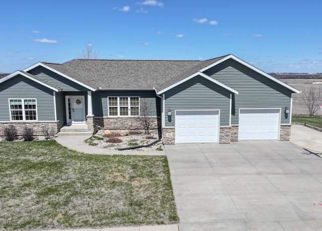 Property at 411 Nicklaus Dr, Parkersburg, IA 50665, 4 beds, 1 bath
