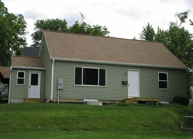 Property at 624 W 22nd St, Cedar Falls, IA 50613, 3 beds, 2 baths