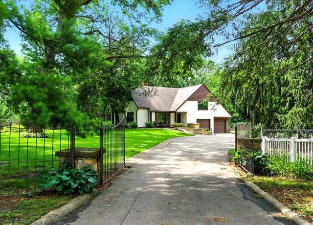 Property at 141 Pershing Rd, Waterloo, IA 50701, 4 beds, 3 baths