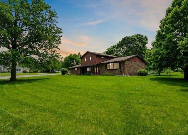 Property at 8 Hillside Dr Dr E, Oelwein, IA 50662, 3 beds, 3 baths