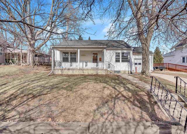 Property at 1217 W 19th St, Cedar Falls, IA 50613, 4 beds, 2 baths