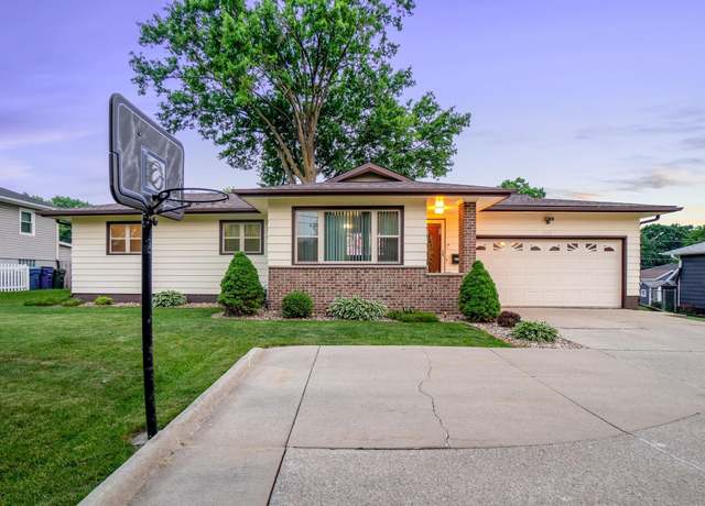 Property at 1152 E Ridgeway Ave, Waterloo, IA 50702, 4 beds, 1 bath
