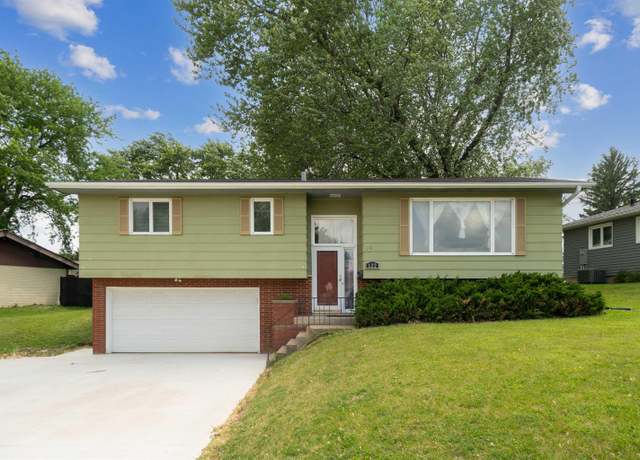 Property at 122 Park Lane Ln, Waterloo, IA 50702, 3 beds, 2 baths