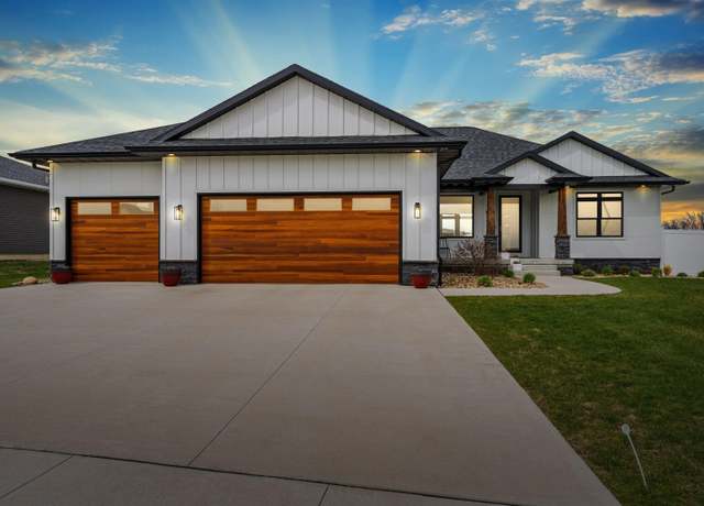Property at 1921 Ashworth Dr, Cedar Falls, IA 50613, 6 beds, 3.5 baths