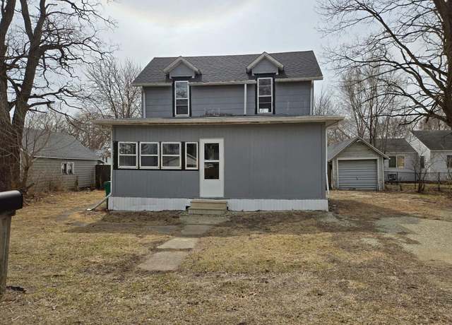 Property at 807 SE 4th St, Independence, IA 50644, 3 beds, 1 bath