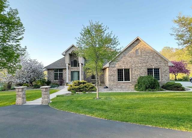 Property at 2577 River Rd, Decorah, IA 52101, 4 beds, 3.5 baths