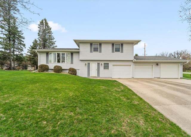 Property at 100 Summit Dr, Waverly, IA 50677, 3 beds, 1.5 baths