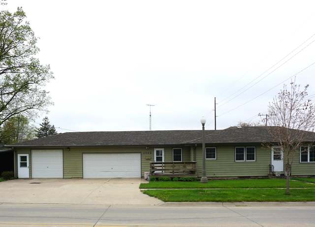 Property at 1702 Washington St, Eldora, IA 50627, 3 beds, 1.5 baths