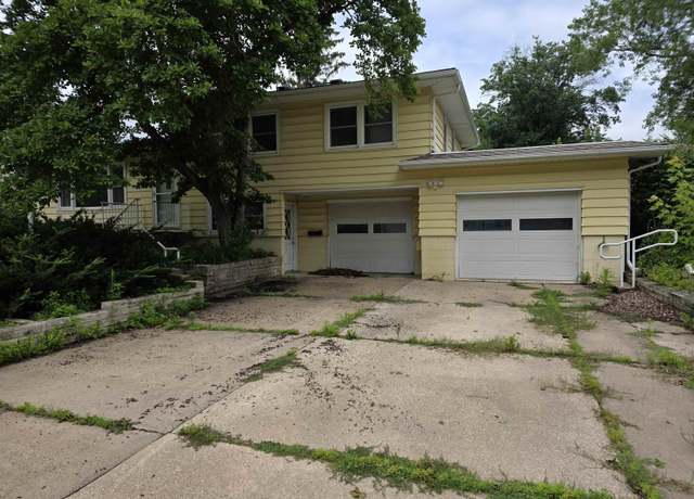 Property at 1029 W 13 St, Cedar Falls, IA 50613, 4 beds, 1.5 baths