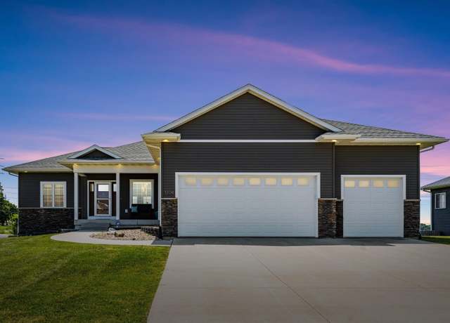 Property at 5104 William Dr, Waterloo, IA 50701, 4 beds, 3 baths