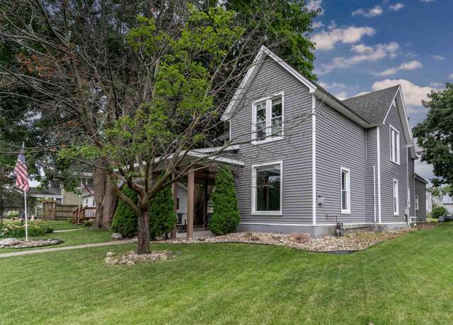 Property at 1003 6th St, Grundy Center, IA 50638, 3 beds, 2 baths
