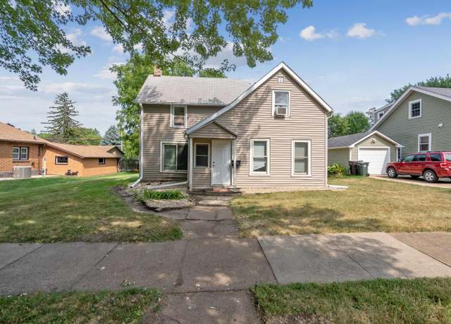 Property at 1512 Iowa St, Cedar Falls, IA 50613, 3 beds, 1 bath