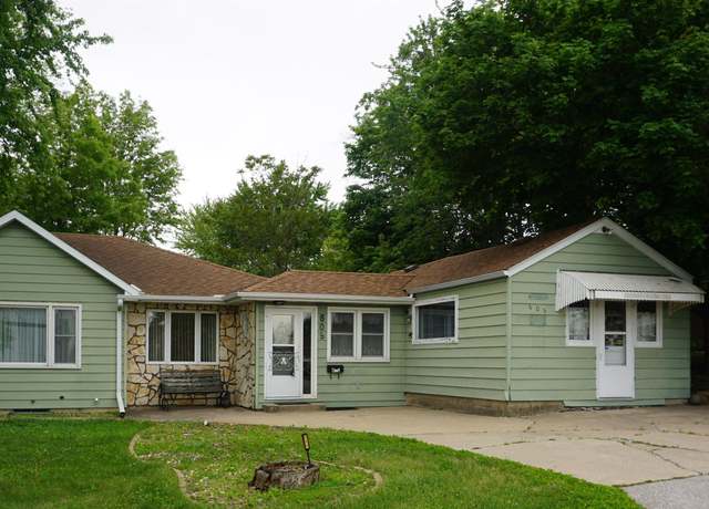 Property at 605 Lincoln St, Wellsburg, IA 50680, 3 beds, 1 bath