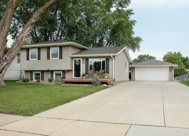 Property at 812 Orchard Dr, Cedar Falls, IA 50613, 3 beds, 2 baths