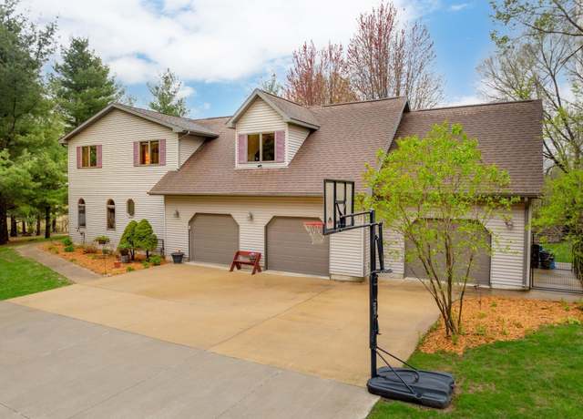 Property at 9730 Sylvan Dr, Janesville, IA 50647, 4 beds, 3.5 baths